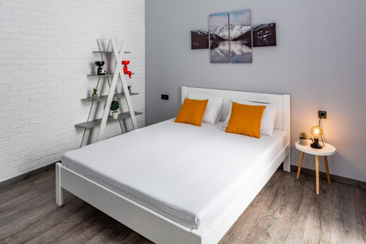 Stylish Apartment In The Center Lviv Exterior photo
